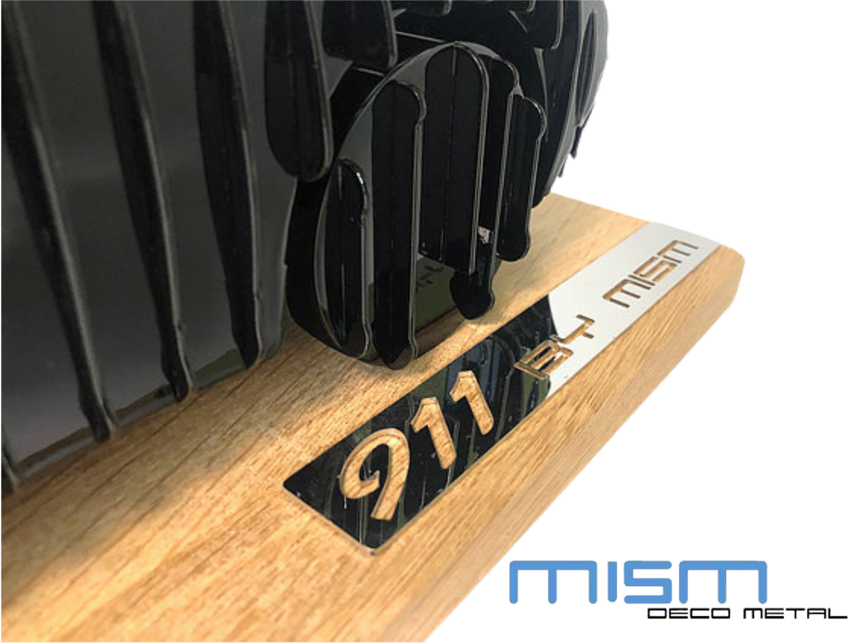 Photo d'une maquette sur-mesure de Porsche 911 en métal fabriquée près de Nantes par l'entreprise MISM